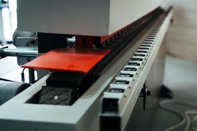 Кромкошлифовальный станок проходного типа с фрезерным узлом DELTAMACHINERY DM-ST-6F