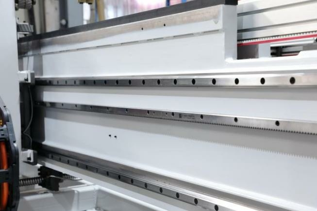 Проходной обрабатывающий центр с ЧПУ для фрезерования отверстий в дверных полотнах и коробках под замок и петли HOLD HMD2202