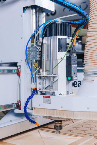 Фрезерный обрабатывающий центр с ЧПУ с автоматическим толкателем Beaver i-NEST