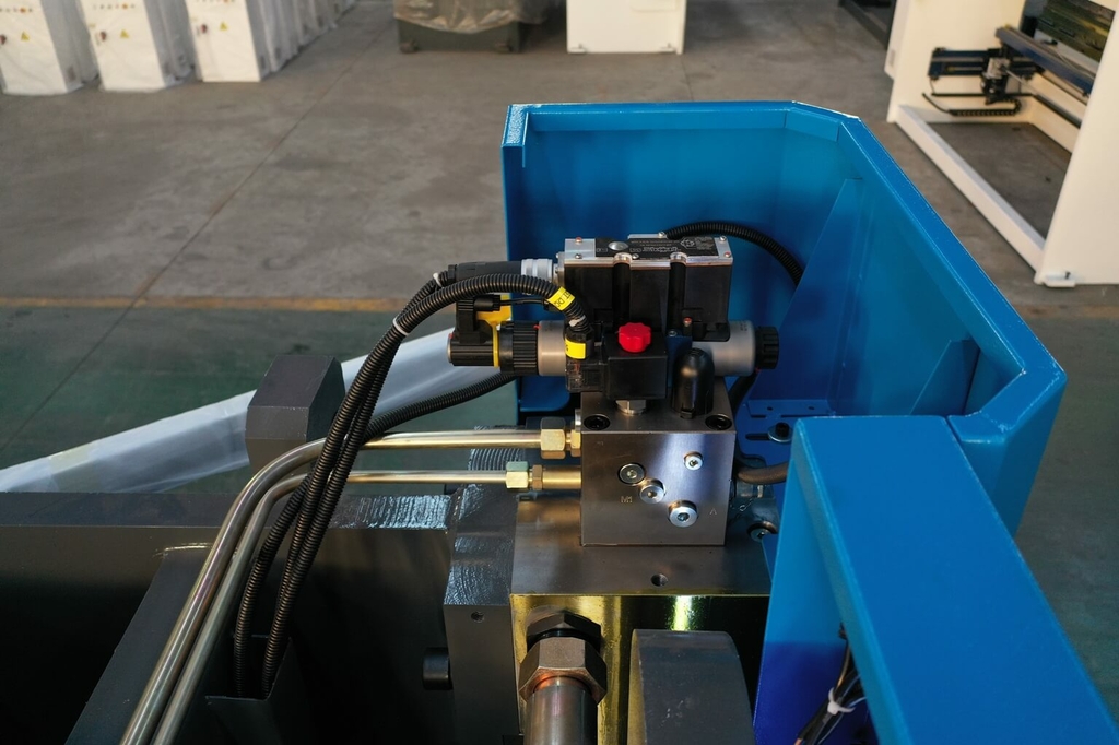 Листогибочный пресс с ЧПУ MetalTec HBС 110/2500 4+1 ЧПУ МТ-15