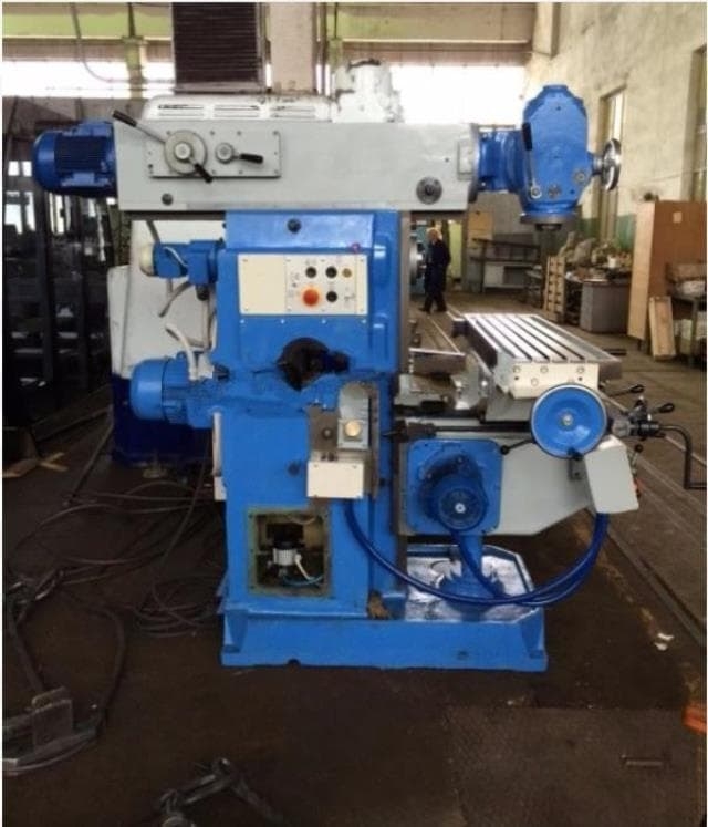 Широкоуниверсальный консольно-фрезерный станок 6К82Ш