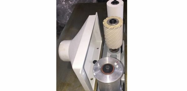 Односторонний шлифовальный станок проходного типа для криволинейных и прямолинейных брусковых деталей, мод. LIGA GB-800A