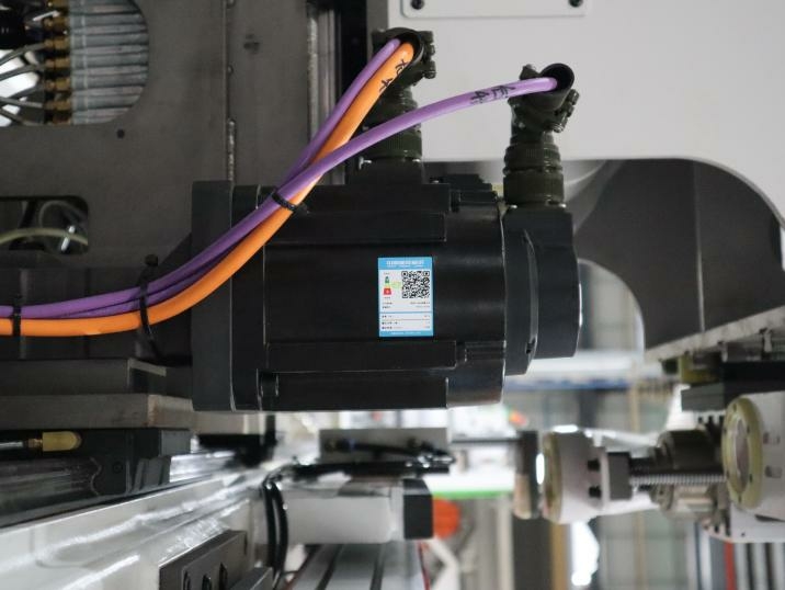 Проходной обрабатывающий центр с ЧПУ для фрезерования отверстий в дверных полотнах и коробках под замок и петли HOLD HMD2202