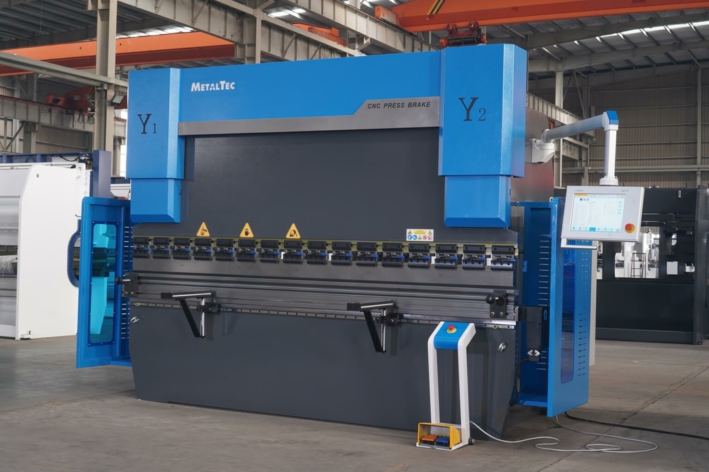 Листогибочный пресс с ЧПУ MetalTec HBС 110/2500 4+1 ЧПУ МТ-15