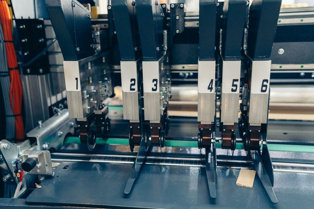 Автоматический станок для резки и рилевки картона NEOBOX 8