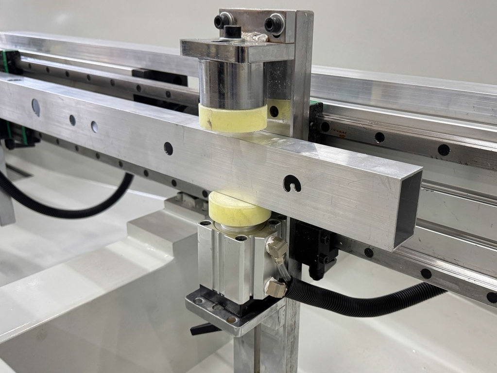 3+1-осевой сверлильно-фрезерный станок SKX3+1-CNC-3000 с ЧПУ для обработки алюминиевого профиля