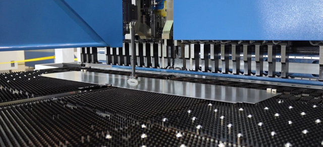 Автоматический панелегиб YAWEI c автосменой прижимного инструмента FBE 3220