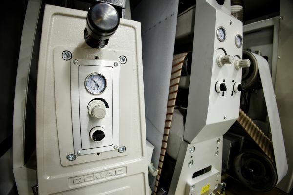 Автоматический плоскошлифовальный станок QcmacSAF1300B-3