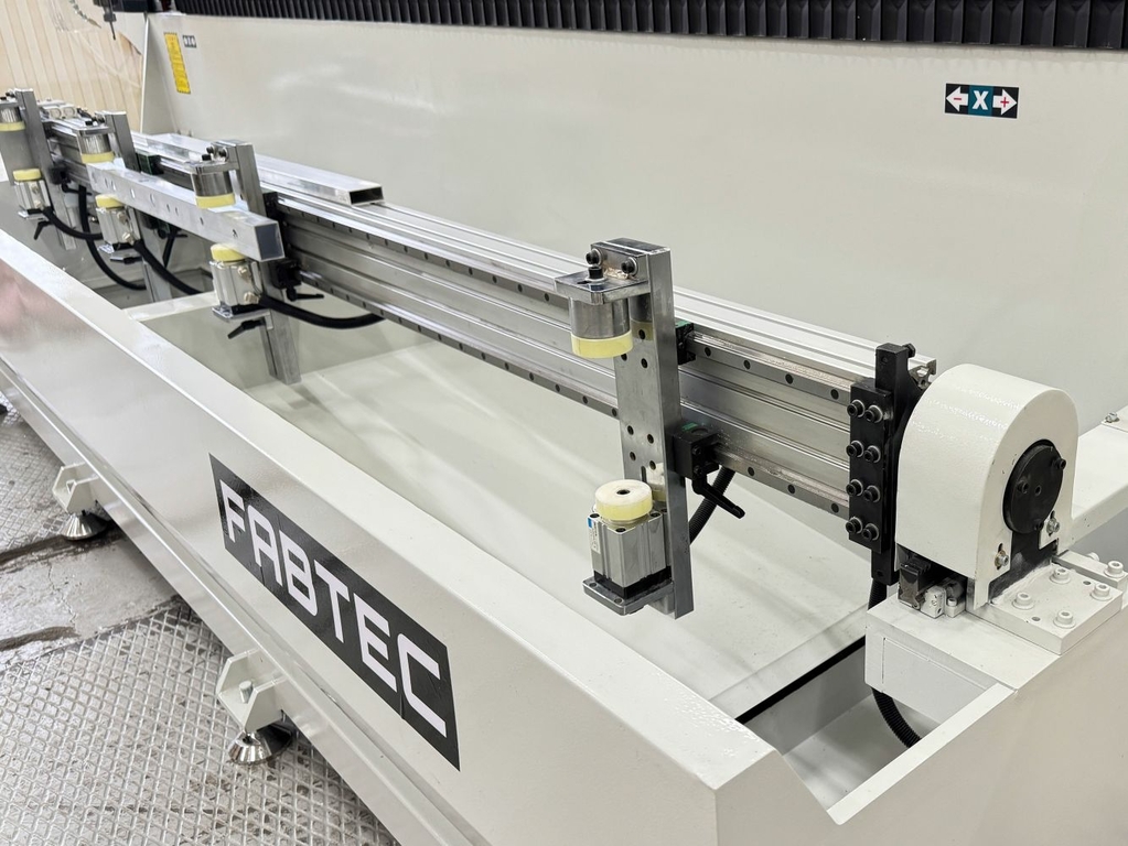 3+1-осевой сверлильно-фрезерный станок SKX3+1-CNC-3000 с ЧПУ для обработки алюминиевого профиля