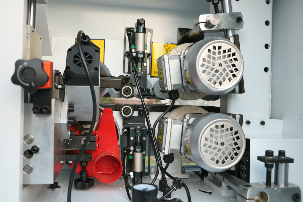 Автоматический кромкооблицовочный станок DELTAMACHINERY DM-300