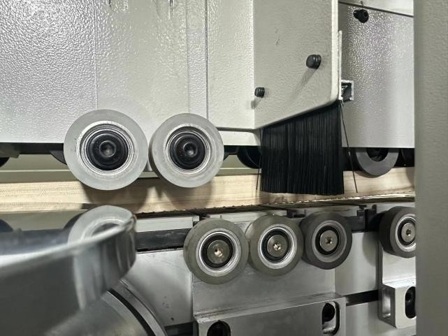 Кромкооблицовочный автоматический станок HOLD V5