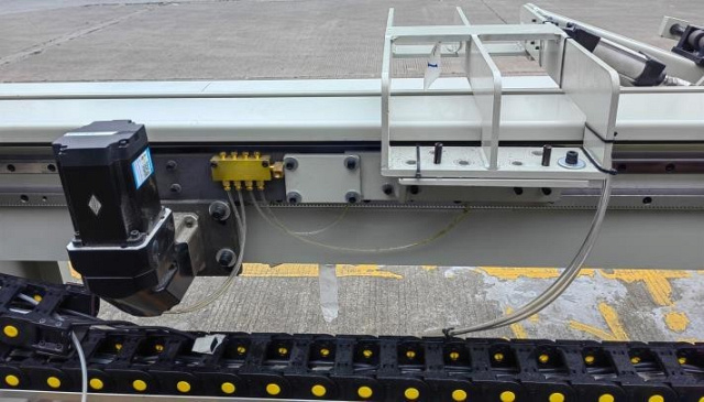 Автоматический торцовочный станок с толкателем EcoWood Cut 250 MAX