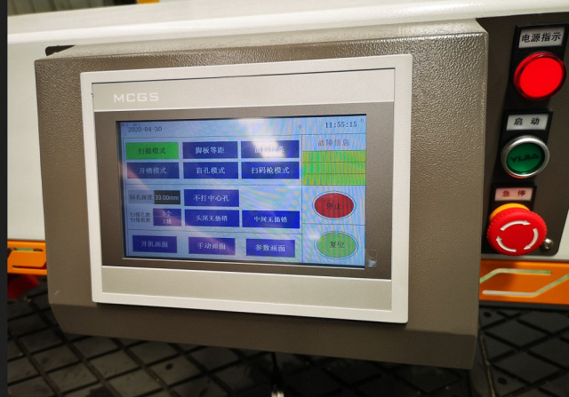 Торцевой сверлильно-присадочный центр с ЧПУ Beaver SWIFT HSD 4S