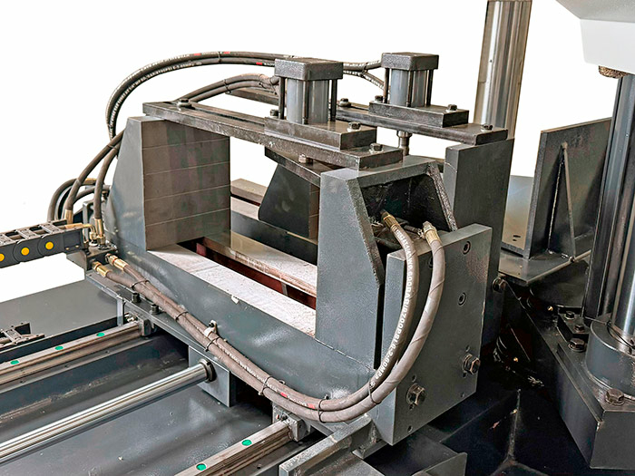 Автоматический двухколонный ленточнопильный станок GNC 4230 Z с поворотной рамой