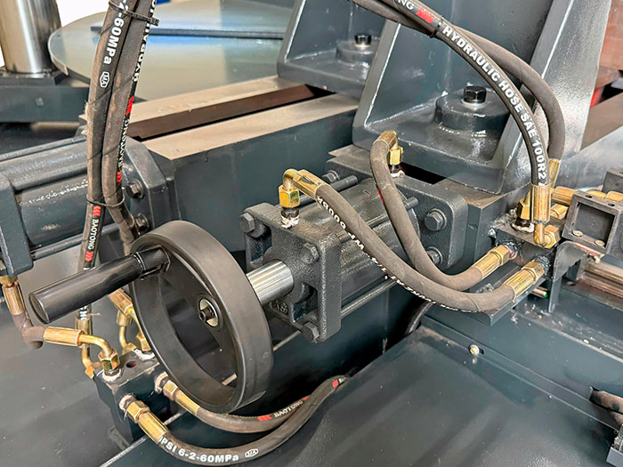 Автоматический двухколонный ленточнопильный станок GNC 4230 Z с поворотной рамой