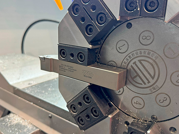 Токарный станок CK560/2000 с плоской станиной с ЧПУ Siemens 808D