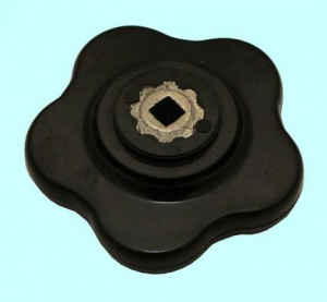 Ручка  60х(6х6)х20мм (DxSxH) лепестковая со сквозным квадратным отверстием, бакелит "TLX"