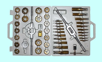 Вороток,плашкодерж-ль и по 20 метчиков и плашек М6-М24 в пласт. кейсе (45 позиций) "CNIC" (01145)