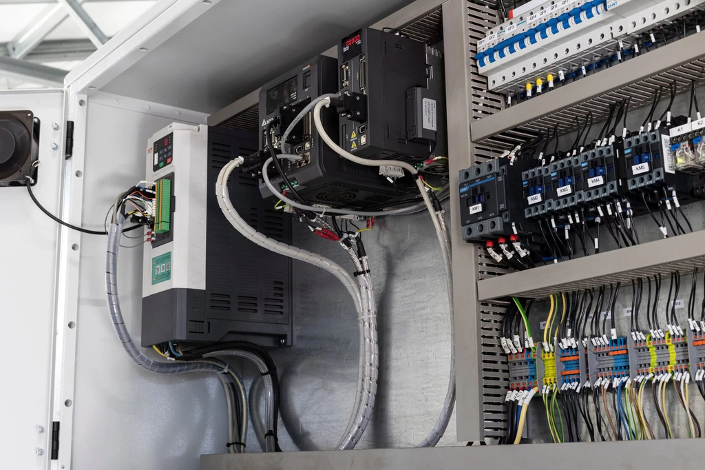 Вертикальный фрезерный центр КВАНТ MG-1 (производства Россия)