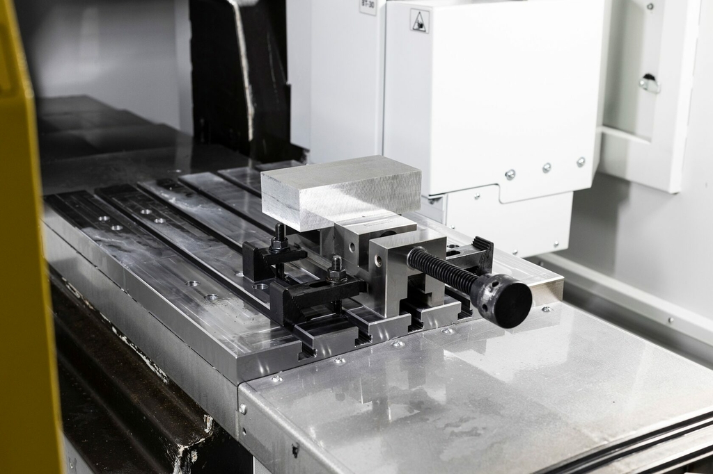 Вертикальный фрезерный центр КВАНТ MG-1 (производства Россия)