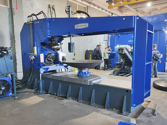 Кромкогибочная машина для отбортовки кромки днищ BFM35xD