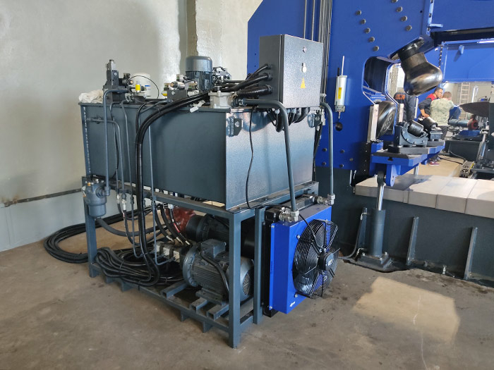 Кромкогибочная машина для отбортовки кромки днищ BFM35xD