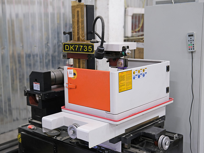 Электроэрозионный проволочно-вырезной станок DK7735