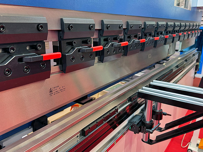 Вертикальный листогибочный пресс CNC-PBA 80х2500 с контроллером ESA630