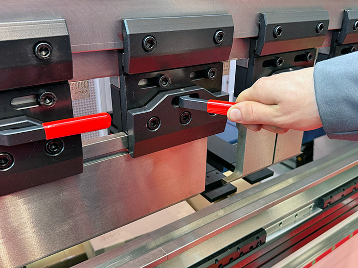 Вертикальный листогибочный пресс CNC-PBA 80х2500 с контроллером ESA630