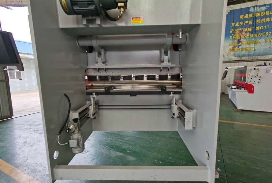 Листогибочный гидравлический пресс MetalTec HBM 40/2500 (Е22, инвертор заднего упора)