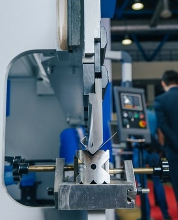 Листогибочный гидравлический пресс MetalTec HBM 160/3200M (E22, инвертор заднего упора)