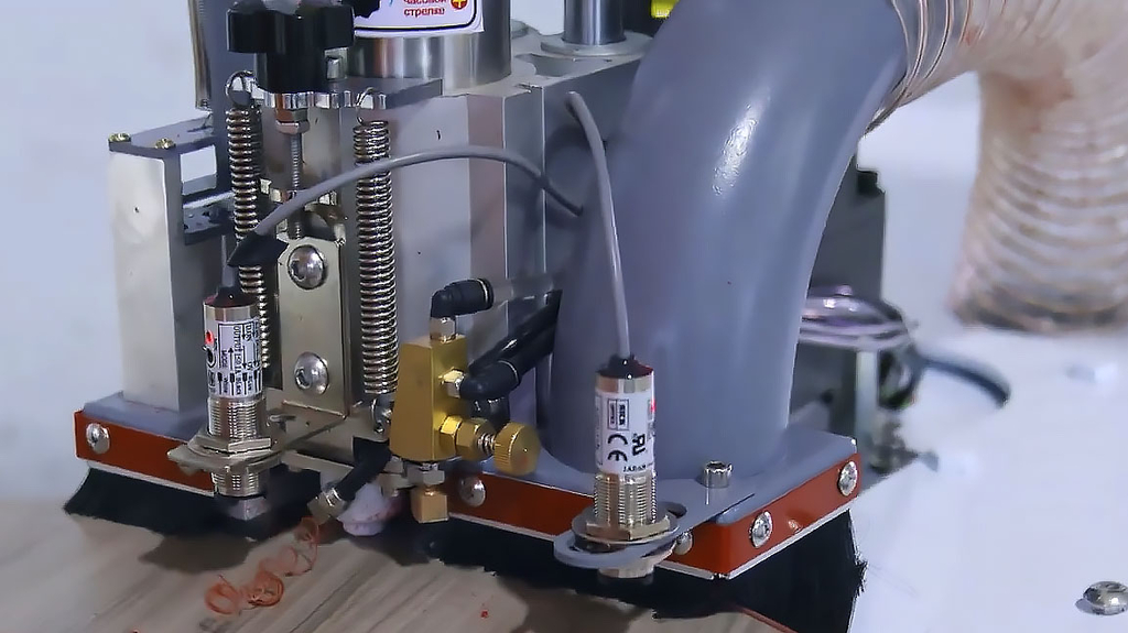 Кромкооблицовочный станок KN-700-3 для криволинейных деталей 2 в 1 (оклейка и фрезеровка), EVA и PUR