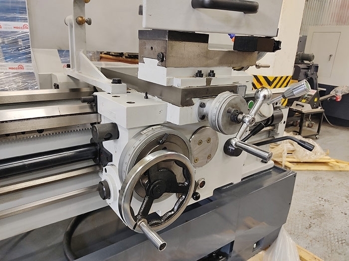 Универсальный токарный станок LC500B/2000 (аналог токарного станка 16К25)