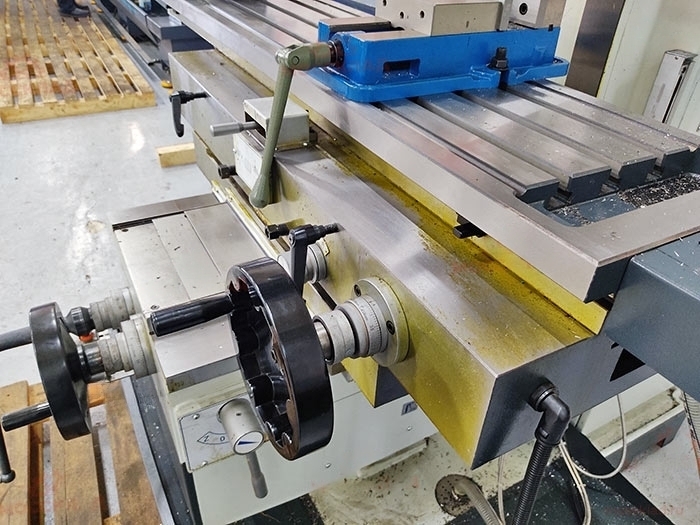 Широкоуниверсальный фрезерный станок FHU4A