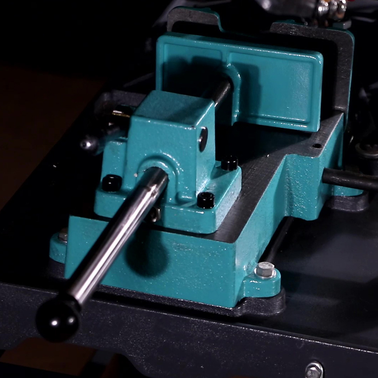 Ленточнопильный станок по металлу AURA LM-115U/220 (40115100)