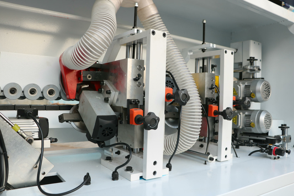 Автоматический кромкооблицовочный станок DELTAMACHINERY DM-400