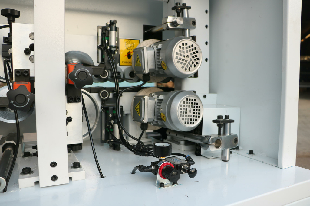 Автоматический кромкооблицовочный станок DELTAMACHINERY DM-400