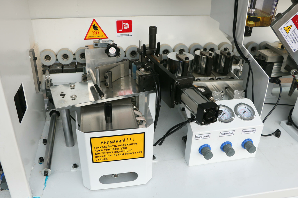 Автоматический кромкооблицовочный станок DELTAMACHINERY DM-400F