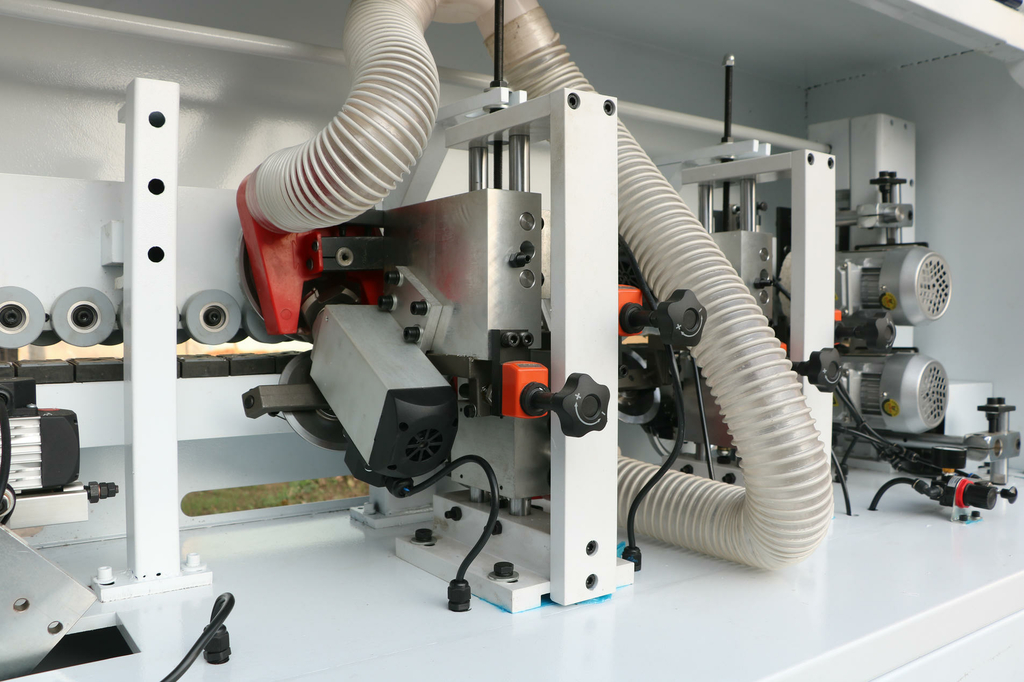 Автоматический кромкооблицовочный станок DELTAMACHINERY DM-400F