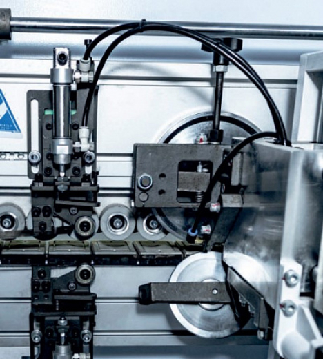 Автоматический кромкооблицовочный станок JIYU JY-465J