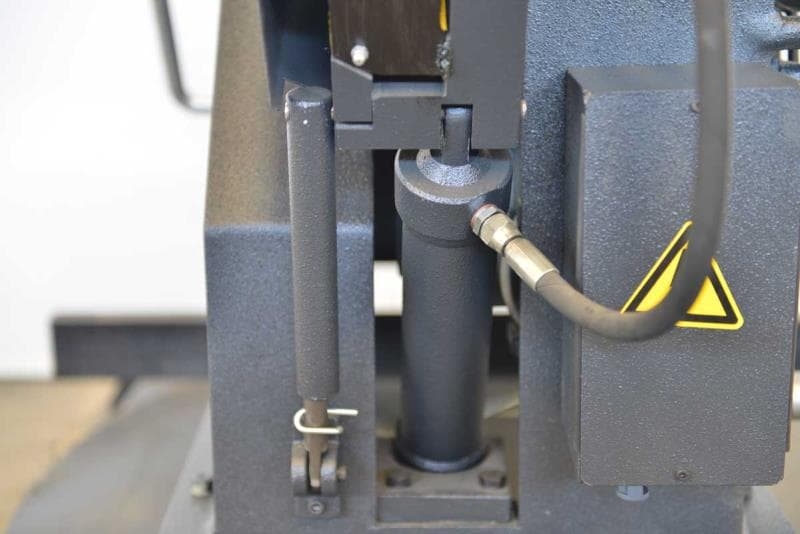 Ножовочный отрезной станок BekaMak BMH 170