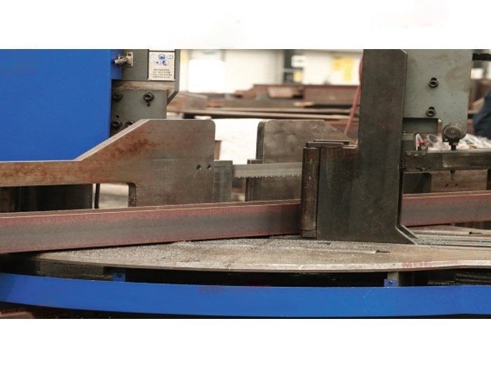 Полуавтоматический двухстоечный ленточнопильный станок BENDMAK AST 1200/500