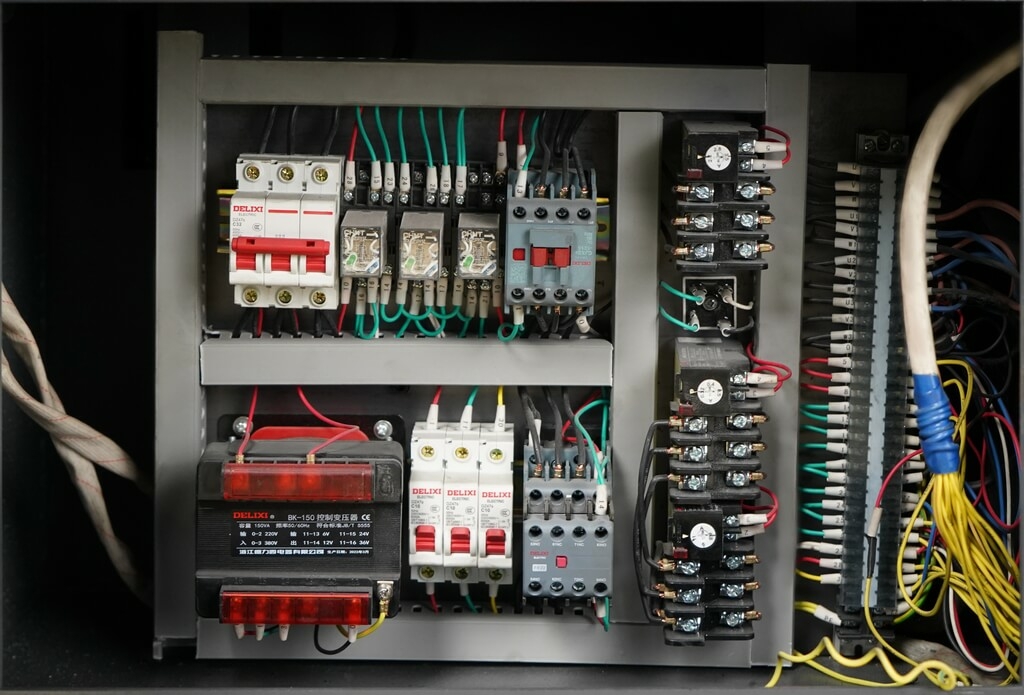 Полуавтоматический ленточнопильный станок MetalMaster BSM-330R SAF