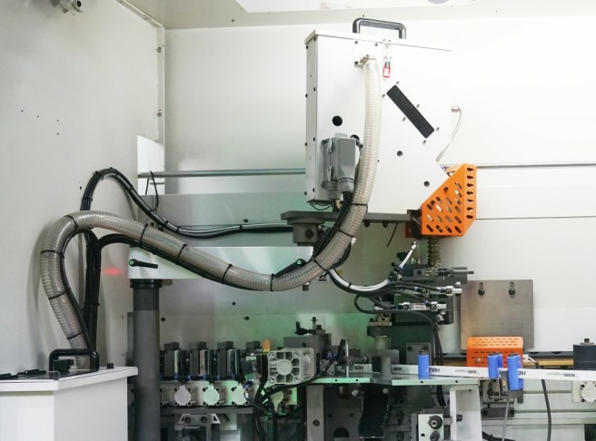 Кромкооблицовочный автоматический станок HOLD V5