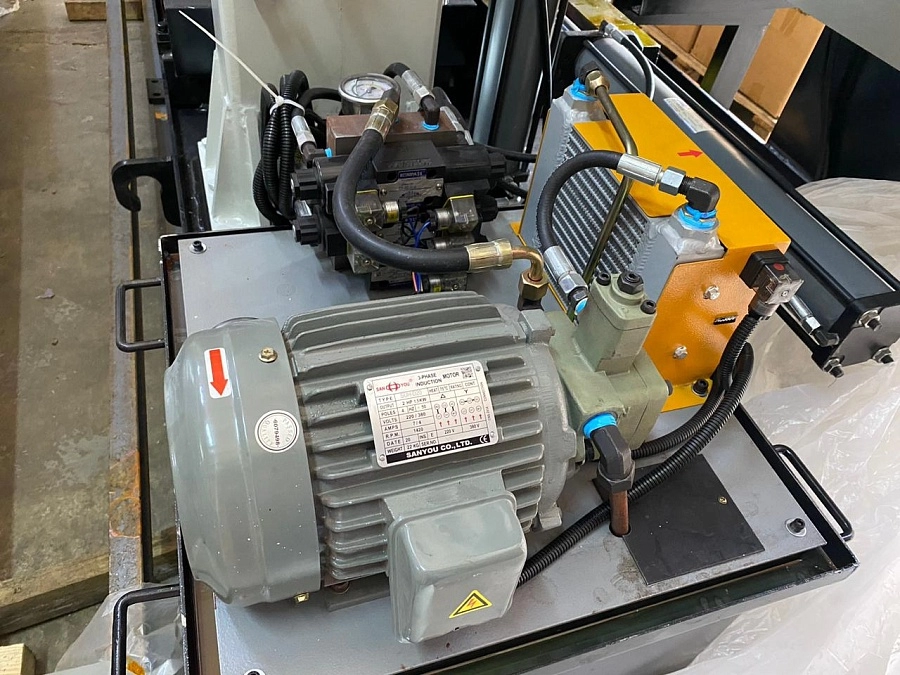 Гидравлический ленточнопильный колонный станок Stalex SBS-650 (12020650)