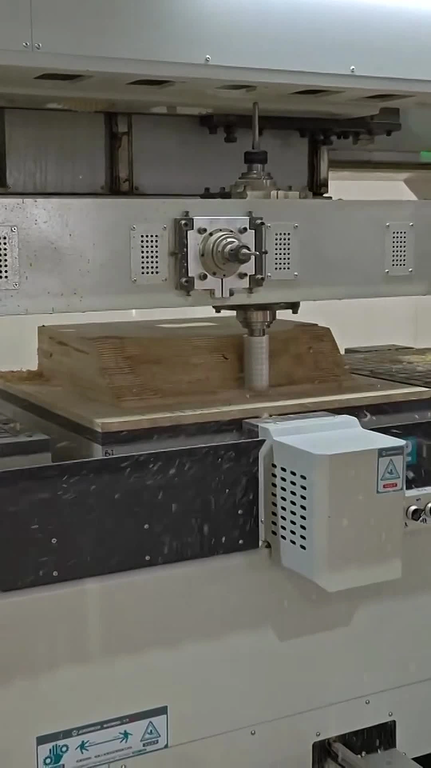 Пятиосевой обрабатывающий центр с 4 поворотными вакуумными столами JUNRAN JR-8080-4×4T