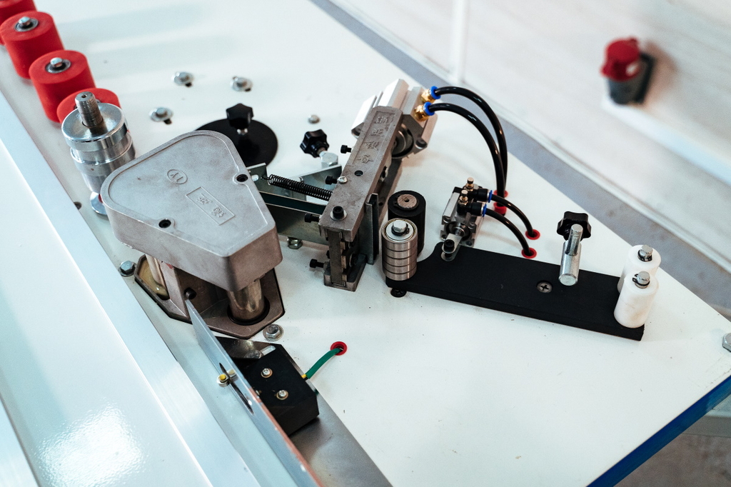 Кромкооблицовочный станок DELTAMACHINERY DM-108