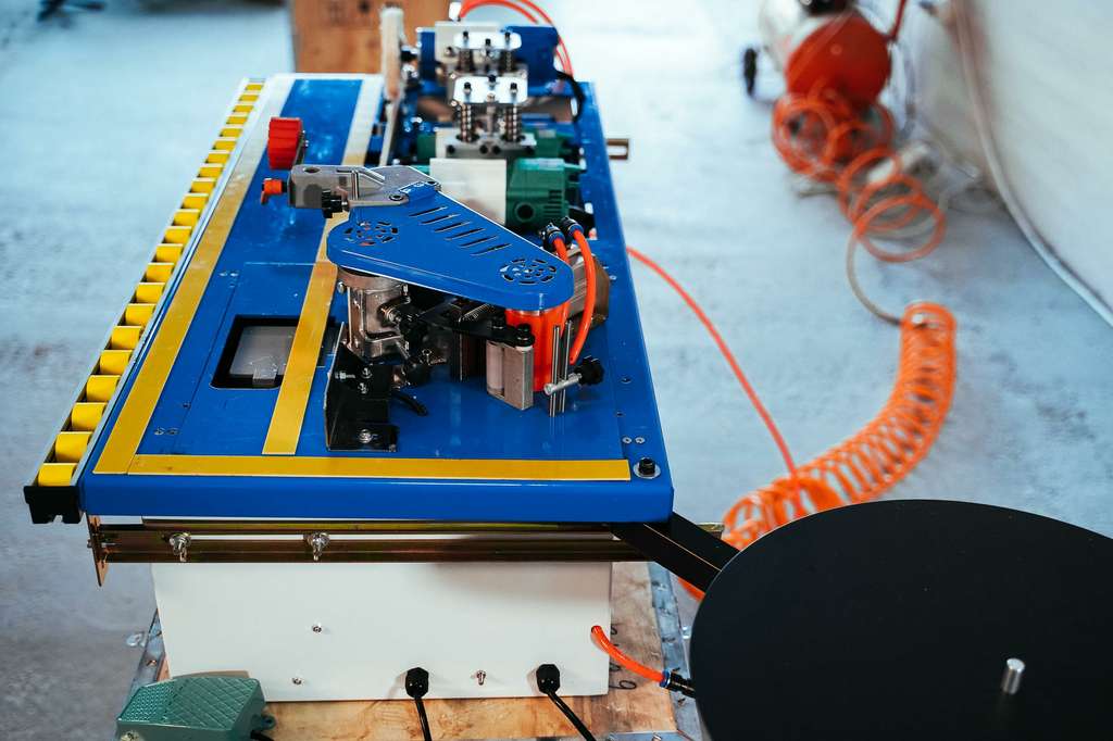 Кромкооблицовочный станок DELTAMACHINERY DM-110