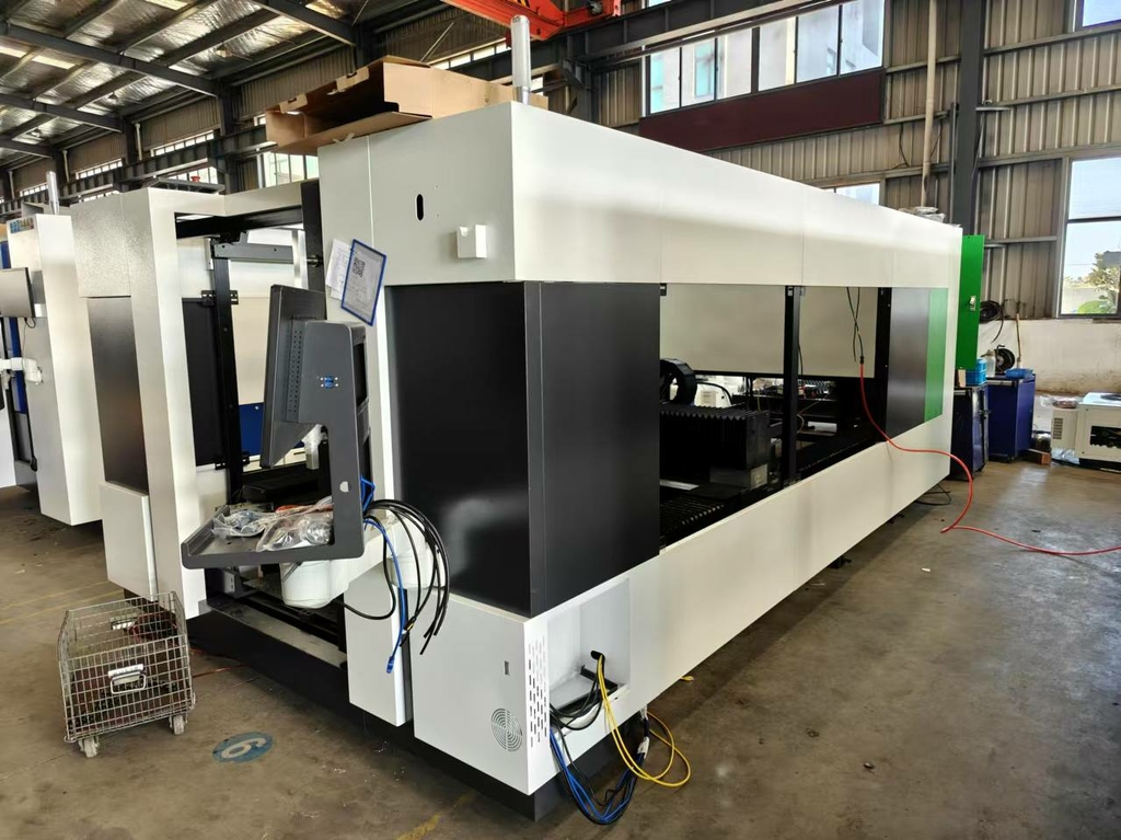 Кабинетный станок для лазерной резки листового металла INTERLASER PRO C3015 12000