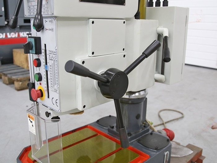 Настольный сверлильный станок с механической коробкой передач FCB 30